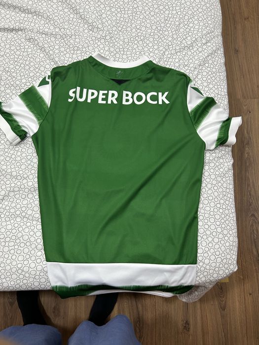 2 camisolas do sporting oficiais em otimo estado sem dano nenhum. Uma camisola tamanho XL da nos macron e outra camisola tamanho S.
