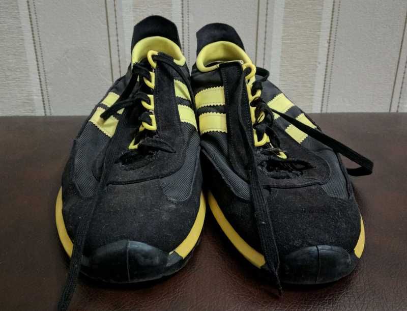 Стильные салатово-чёрные кеды Clarks с твердой подошвой, 43 размер.