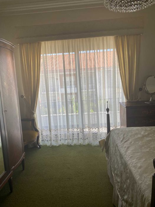 Conjunto Luxo Quarto Clássico – Colcha, Sanefa e Cortinados em Jacquard Marfim