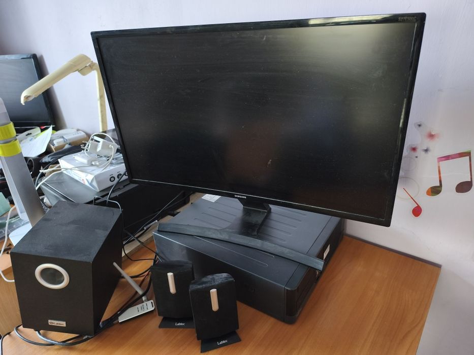 Zestaw komputer z monitorem i głośnikami