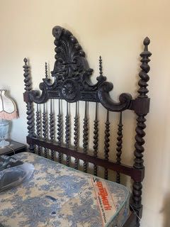 Quarto Antigo Completo – 1.500 €  Vende-se quarto antigo em madeira, de estilo clássico.  Composto por:  1 cama  1 guarda-fatos  2 mesas de cabeceira