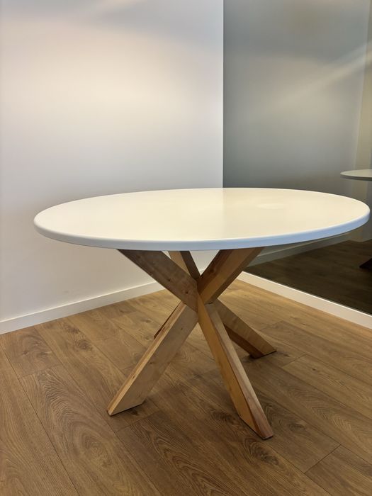 Mesa jantar redonda com cadeiras