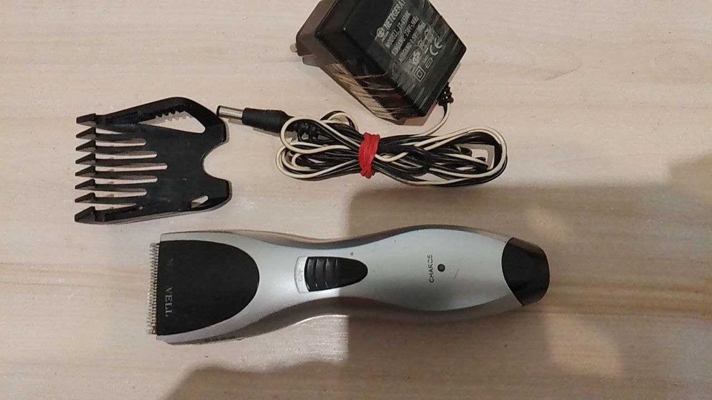 Аккумуляторная машинка для стрижки волос и бритья