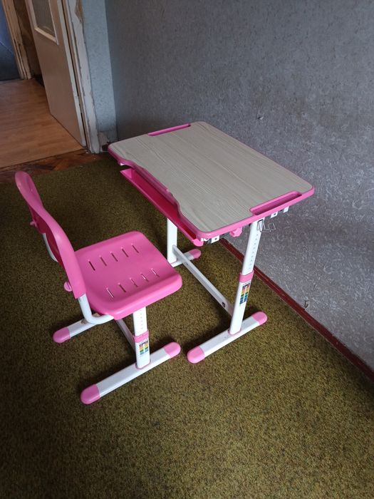 Парта детская, розовая.