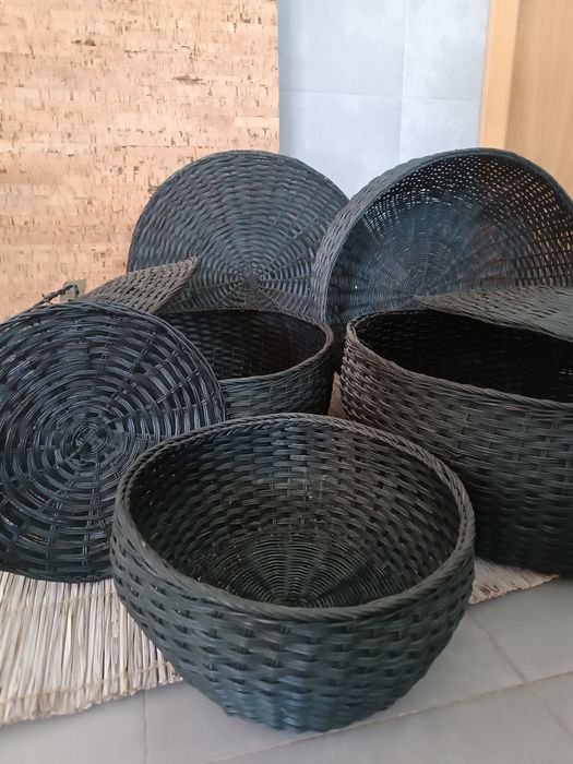 Conjunto de cestos pretos de vários tamanhos