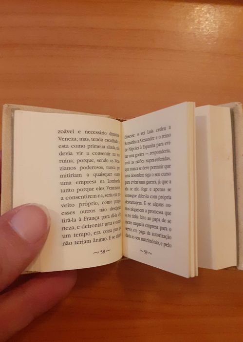 Conjunto de livros em miniatura