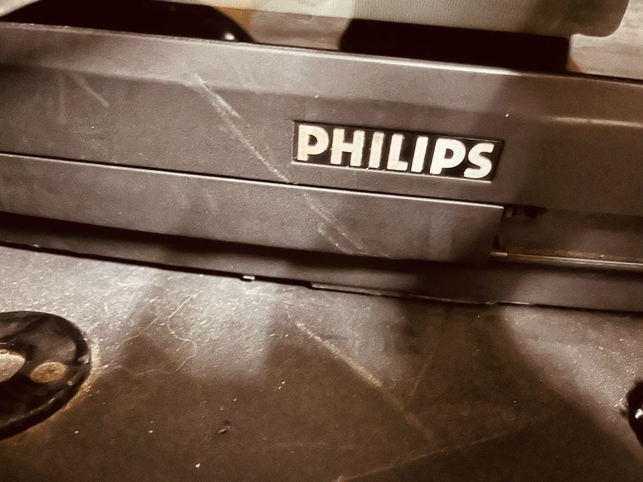 Televisao com movel marca Phipips