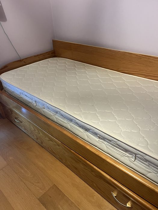 Cama de gaveta com colchões
