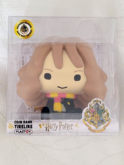 Harry Potter Hermione a  figura é da marca Plastoy, conhecida pelas su
