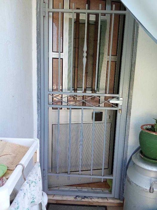 Duas portas e um pequeno para-vento