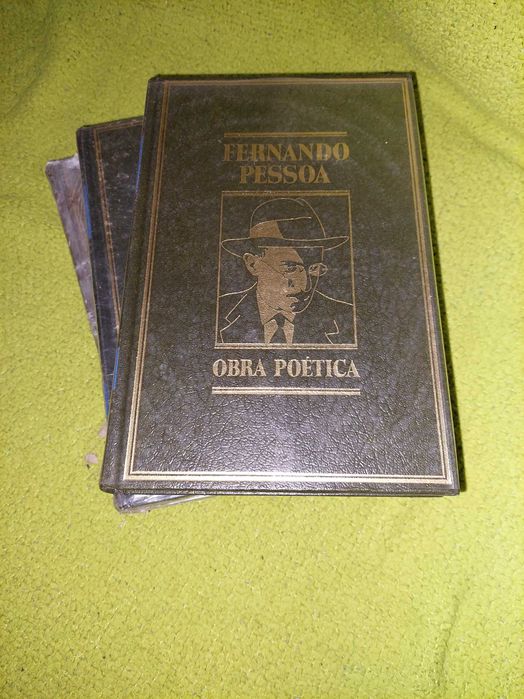 diferentes coleções de livros de Escritores Portugueses