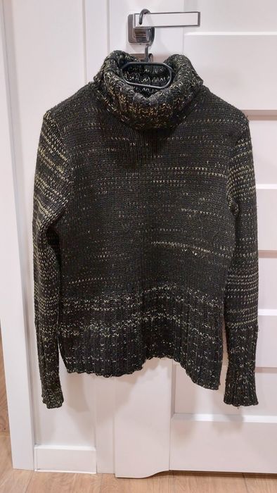 Sweter z golfem czarny z żółtą nitką