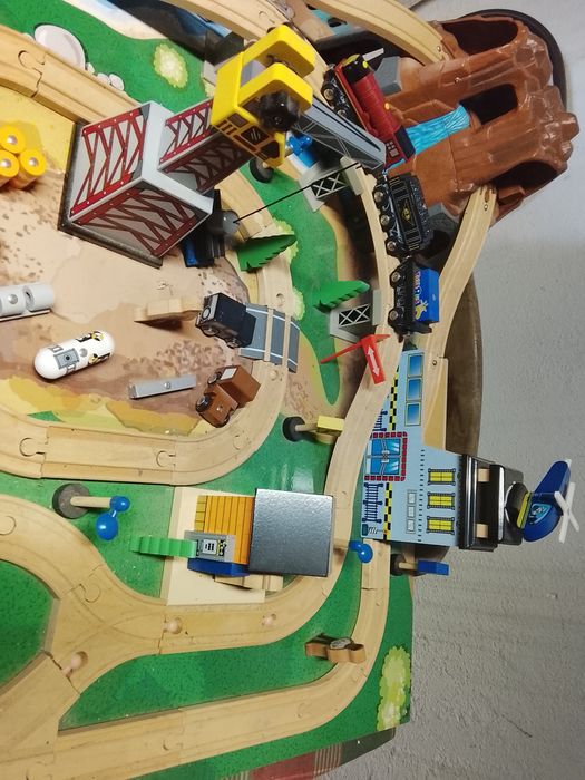 Pista de comboios - brinquedo de madeira