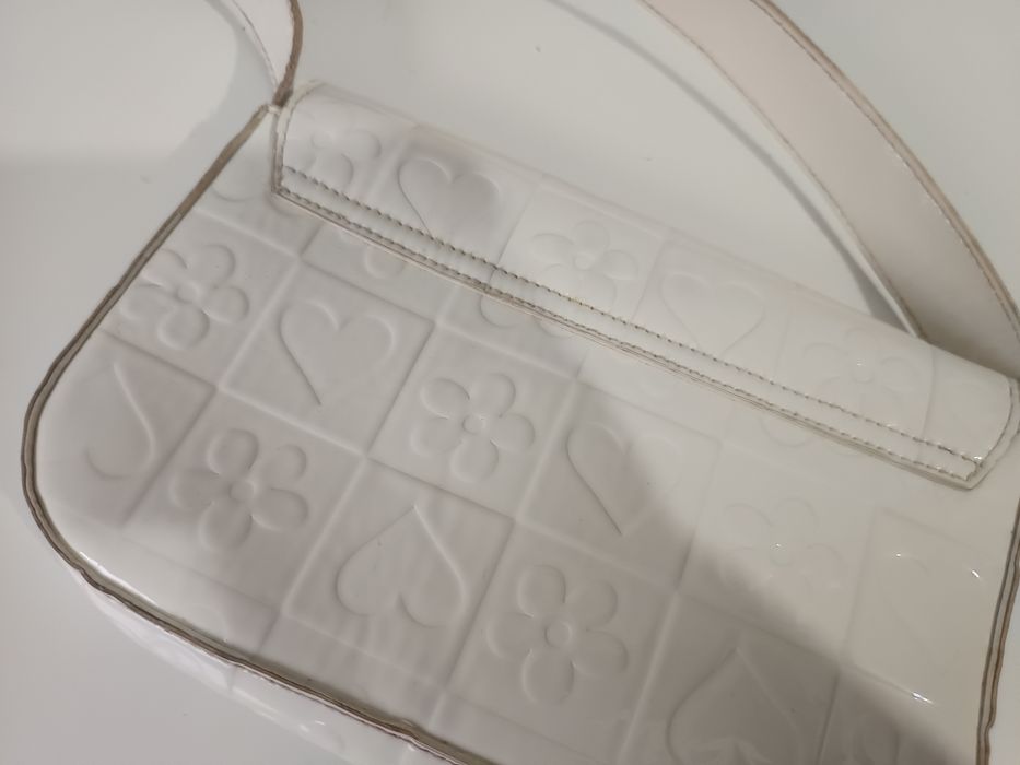 Mala branca com bons detalhes
