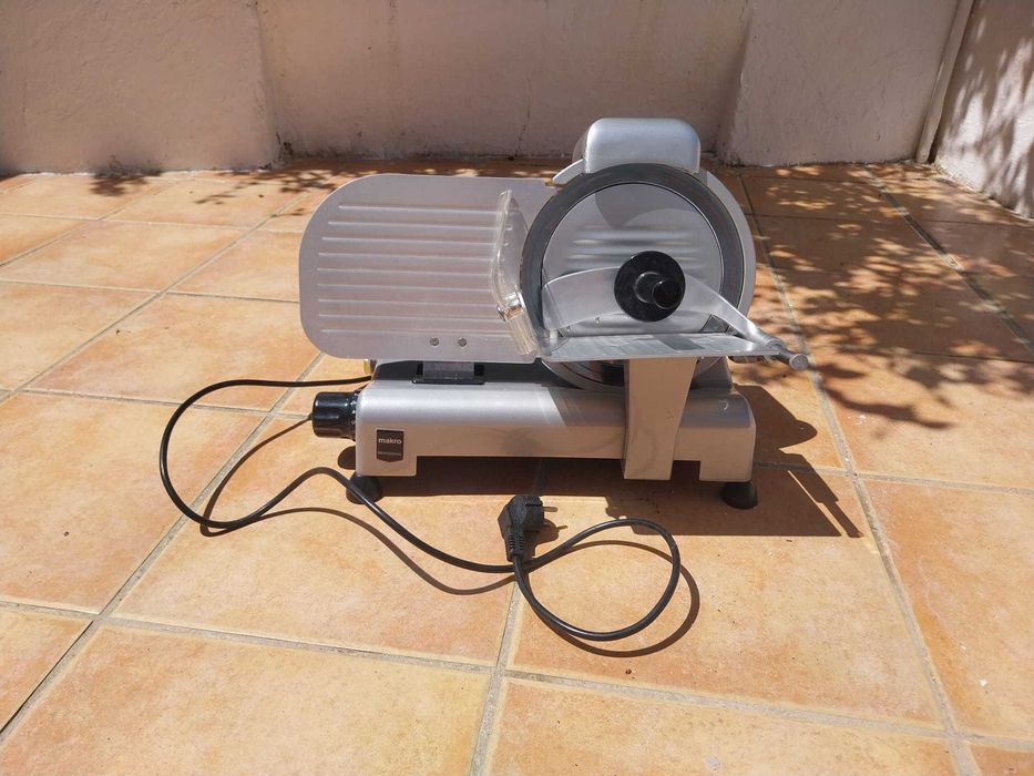 Máquina de Fatiar da Makro,quase nova com pouco uso profisisonal.