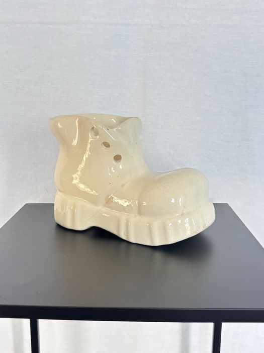 Ceramiczny bialy but z PRL