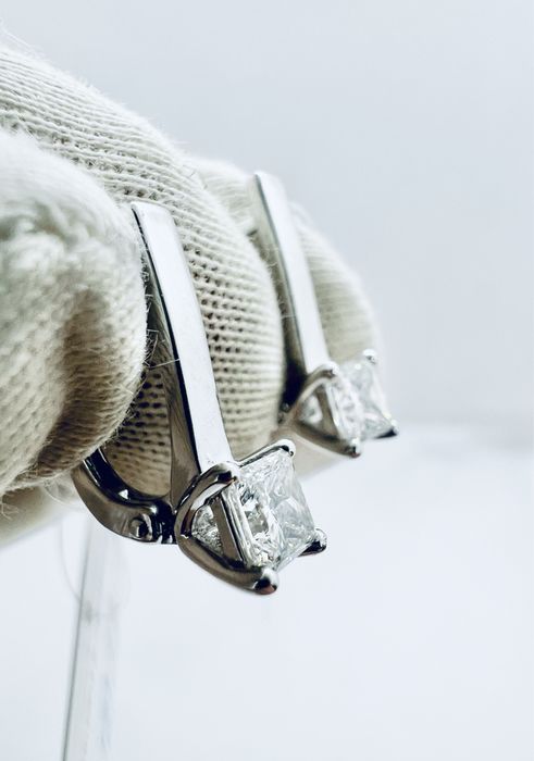 Золоті сережки з діамантаии 0.68 карат. Виробництво Сова.