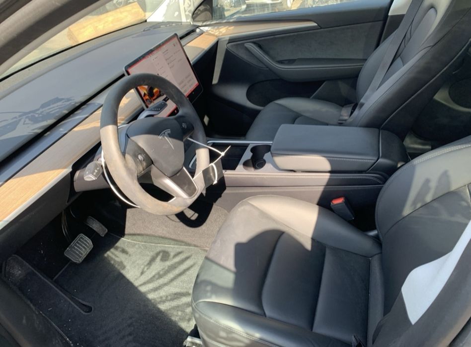 Продам Tesla Y .