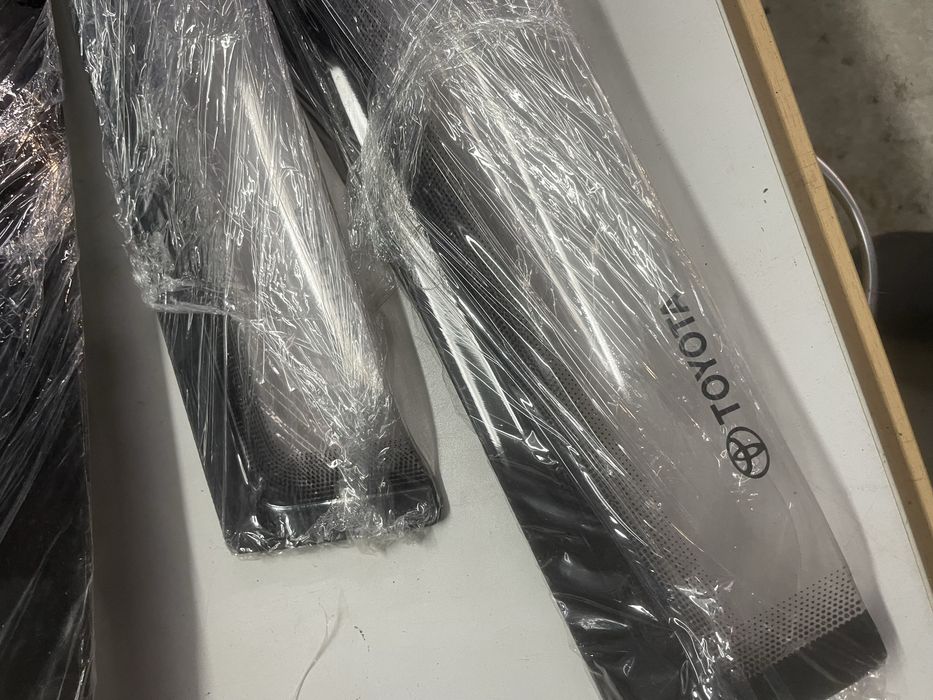 Продам дефлектор капота тойота лендкрузер 200