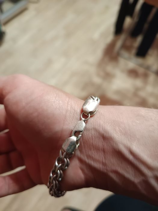 Серебряный браслет,он как новый..
