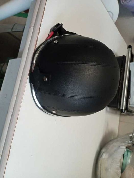 Capacete para mota, bicicleta ou trotinetes de cor preta