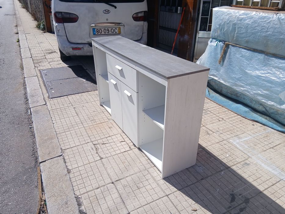Aparador branco tampo cinza