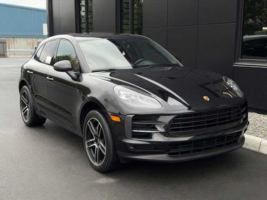 Porsche Macan      2021