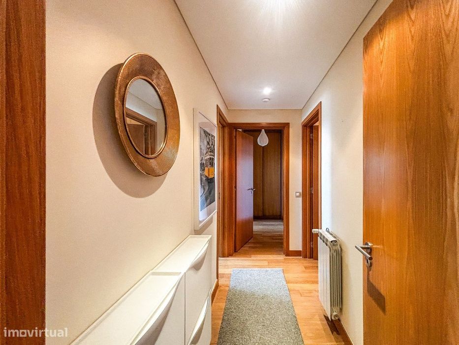 Apartamento T2 mobilado com garagem e elevador para arrendar no centro