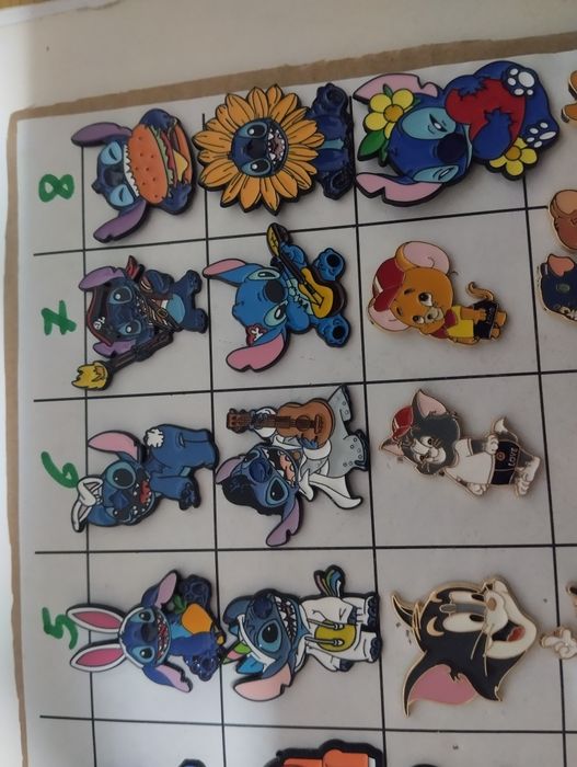 Pins de banda desenhada