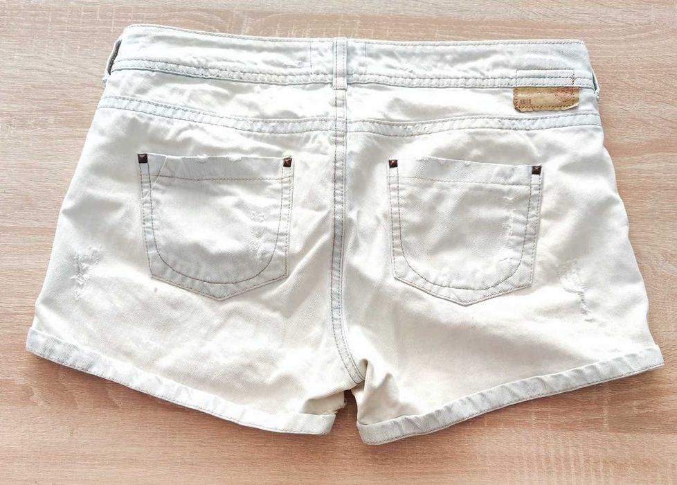 jasne jeansowne spodenki Bershka