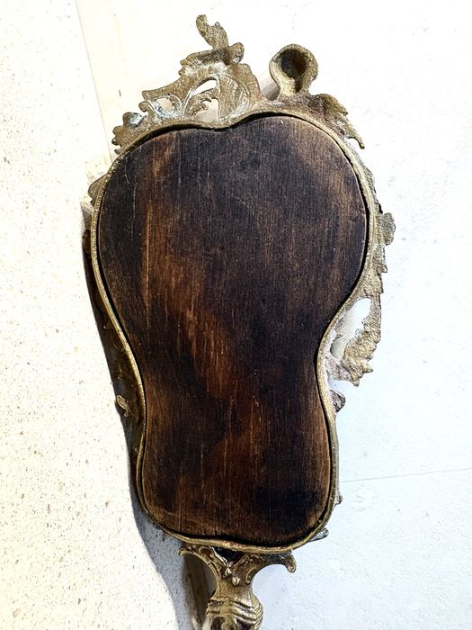 Antiga estrutura de espelho de mão em bronze com amorosos anjnhos