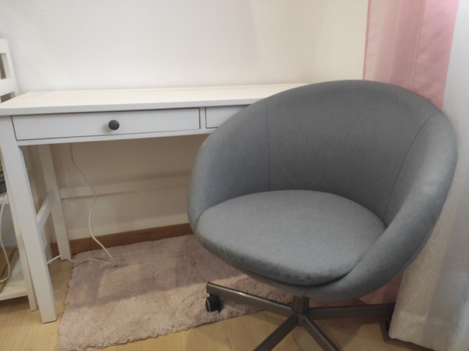 Secretária IKEA HEMNES + cadeira SKRUVSTA cinza