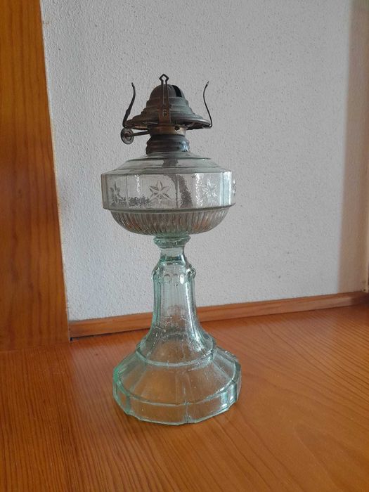 Lamparina antiga em vidro com suporte metálico — decoração