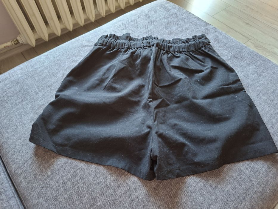 Czarne krótkie spodenki