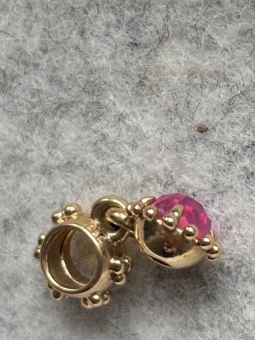 Szafirowe Słońce Pandora złoty charms