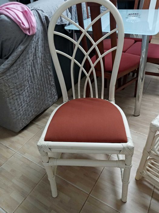 Mesinha e cadeira antigas mas em ótimo Estado