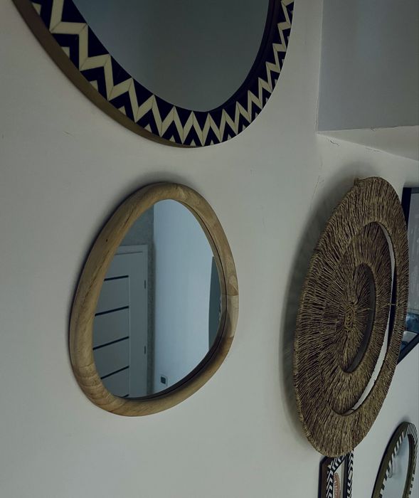 Lustro w drewnianej ramie, średnica ok. 27cm