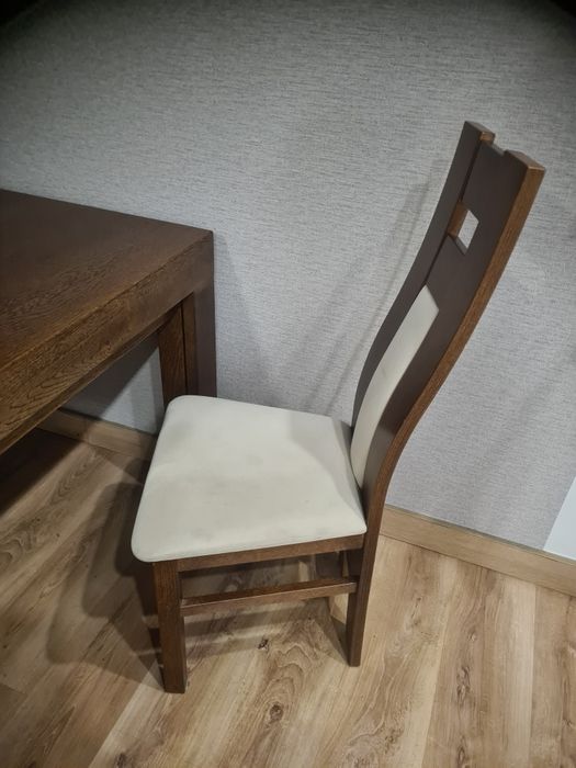 Stół drewniany z krzesłami
