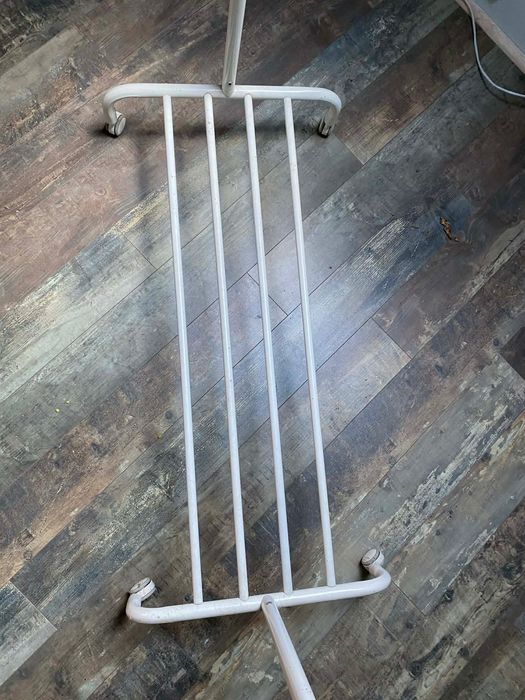 Stojak ubraniowy. Wieszak