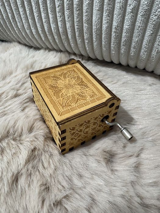 drewniana ręczna katarynka