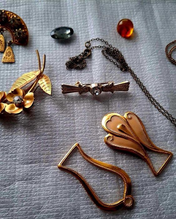 Винтаж Бижутерия СССР Брошки ,Кулоны ,Запонки ,Камни 12 штук Позолота