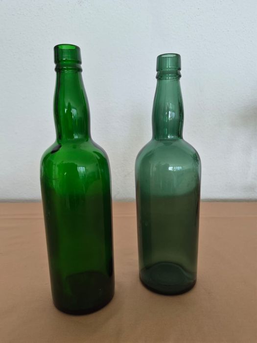 2000 garrafas de vinho em vidro verde, 0,15 cêntimos cada uma.  2000 bottles of wine in green glass, 0,15 cents each.