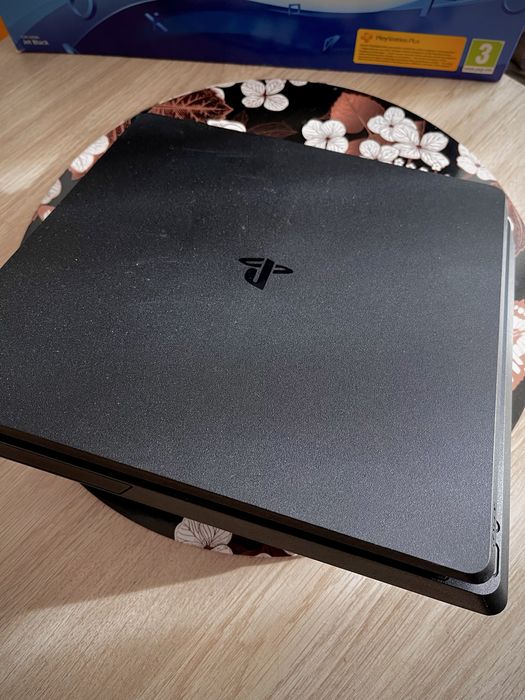 Zestaw: Play Station 4 PS4 Slim + 3 pady + ładowarka