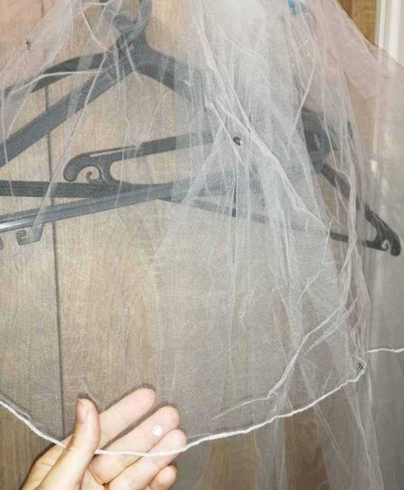 Veu de noiva novo com pente e brilhantes atrasa prateados