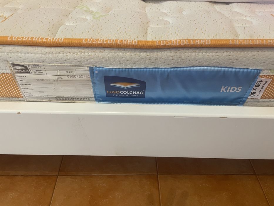 Cama clássica branca de criança + colchão