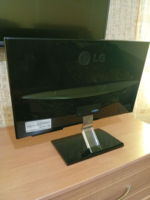 Монитор LC  FLATPON  E 2260  в прекрасном состоянии   Корея  2011 г  1800 г