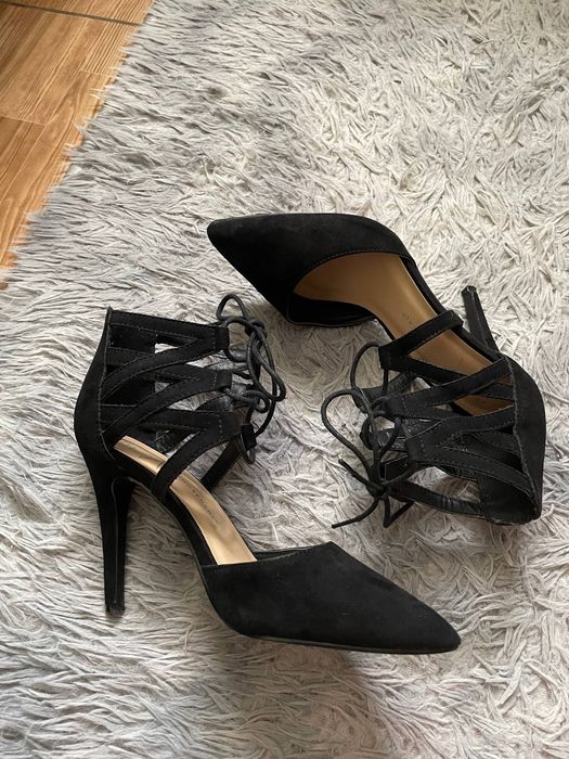 чорні туфлі на шпильці