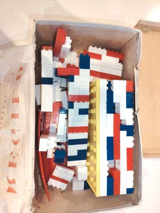 Caixa de sapatos antiga rara com peças tipo Lego