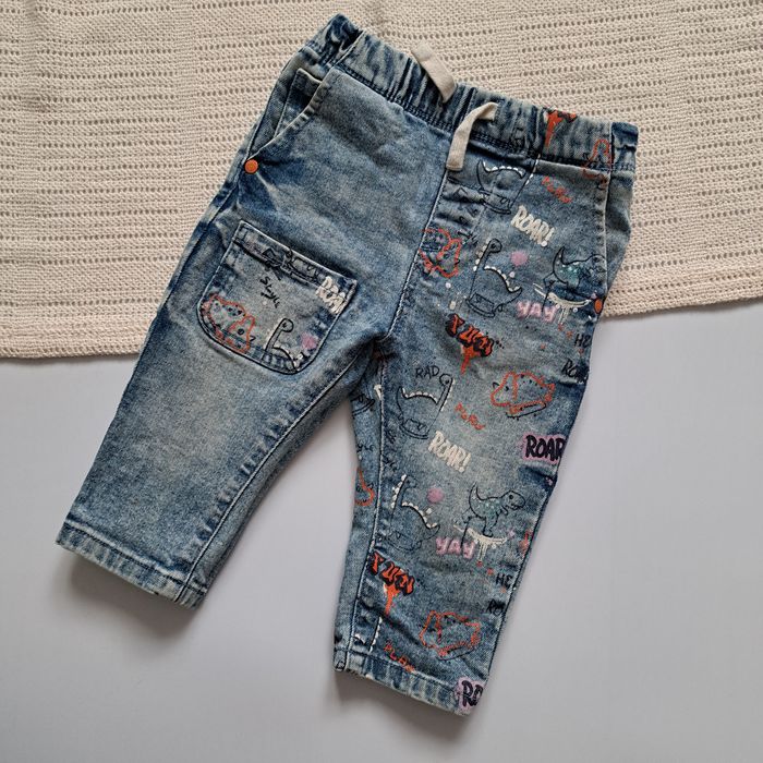Next chłopięce jeansy dinozaury grafitti 6-9M 68/74 joggery unikatowe