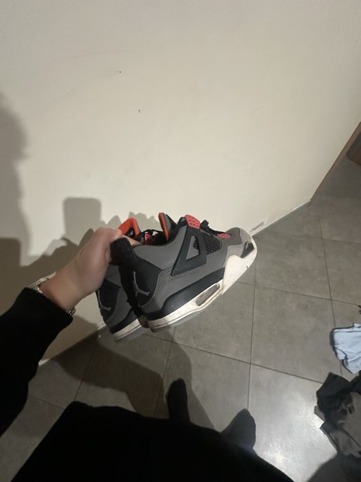 Jordan 4 pretos e laranja